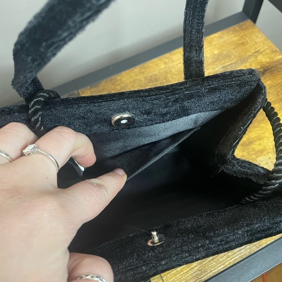 Elegant Black Velvet Handbag with shoulder Strap - Picture 7 of 8